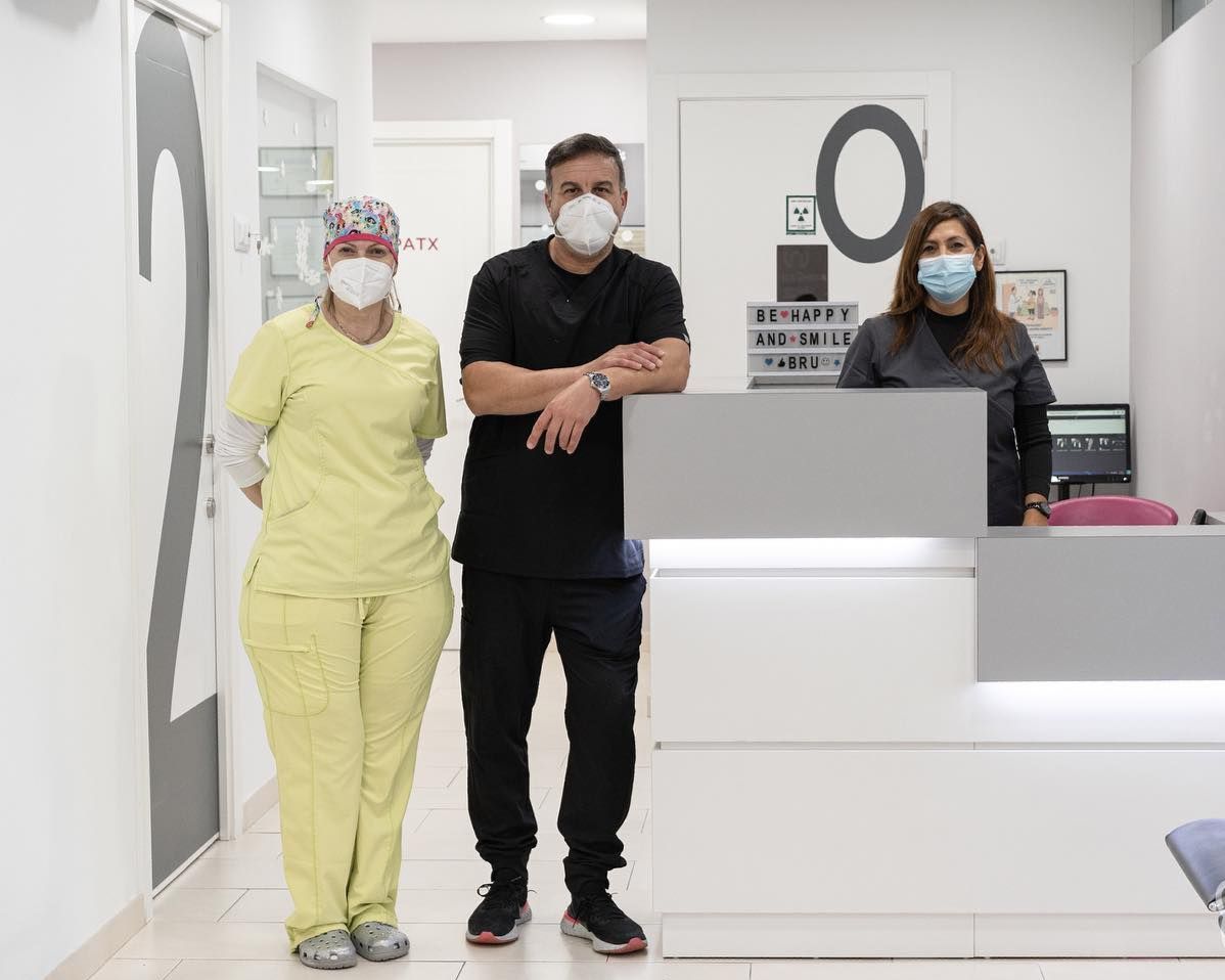 Equipo de Bru Clínica Dental en la recepción